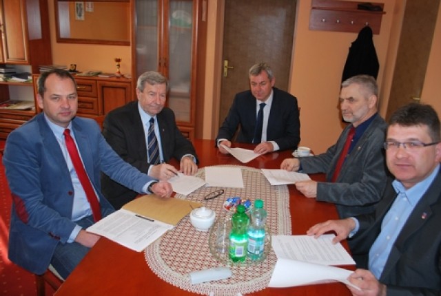Władze powiatu pajęczańskiego oraz trzech gmin podpisały porozumienie w sprawie modernizacji drogi Pajęczno-Rząśnia-Będków