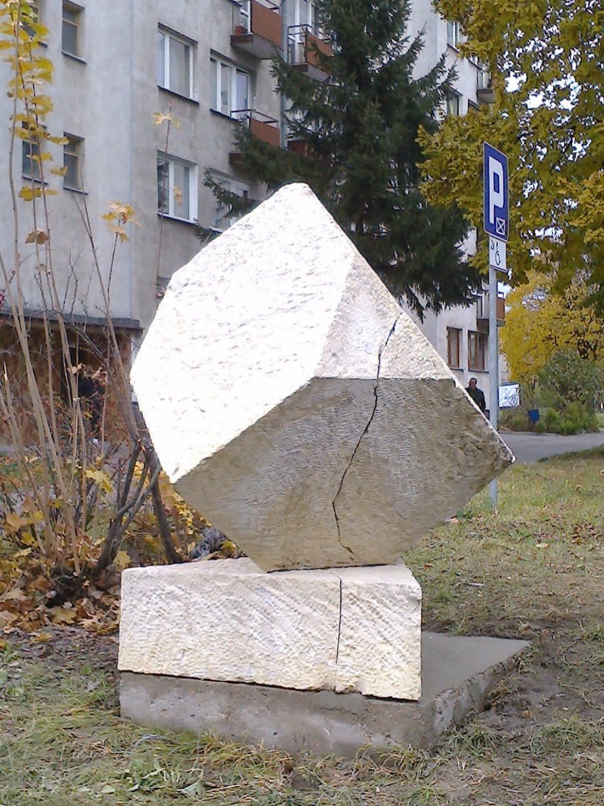 Scalona rzeźba autorstwa Kazimierza Bąka.