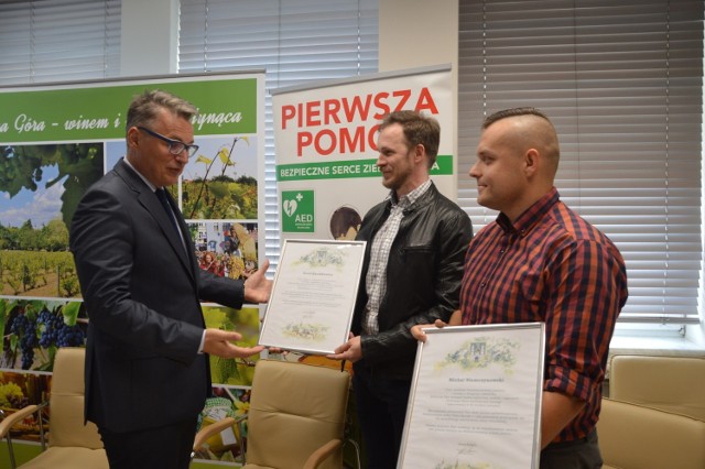 Prezydent Janusz Kubicki oficjalnie pogratulował Karolowi Karaśkiewiczowi (w środku) oraz Michałowi Niemczynowskiemu. Dzięki postawie obu mężczyzn uratowano 39-letniego kierowcę