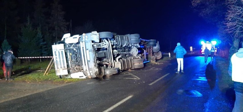 Wypadek samochodu ciężarowego przewożącego kurczaki w powiecie aleksandrowskim [zdjęcia]