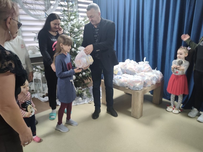 Uchodźcy z Ukrainy otrzymali prezenty od starosty makowskiego