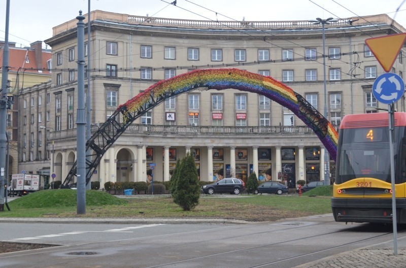 Znów podpalili &quot;Tęczę&quot;. To już trzeci pożar artystycznej instalacji na placu Zbawiciela