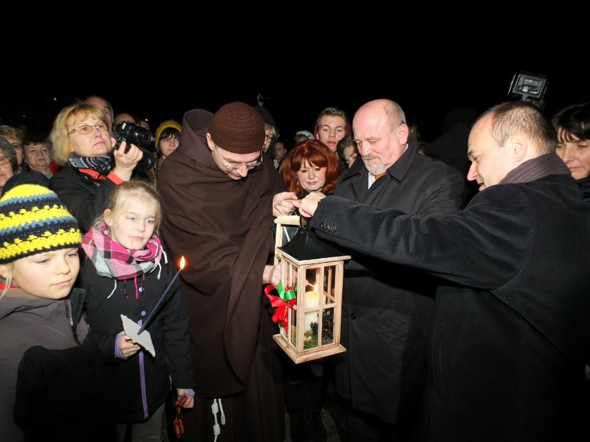 Zgorzelec: Światełko Betlejemskie przekazane na Moście...