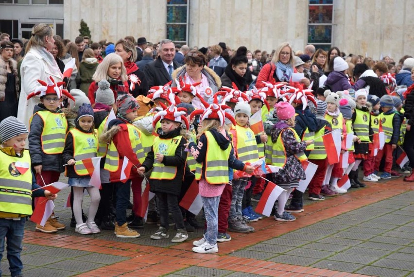 Wspólny śpiew hymnu na dziedzińcu I LO w Gnieźnie