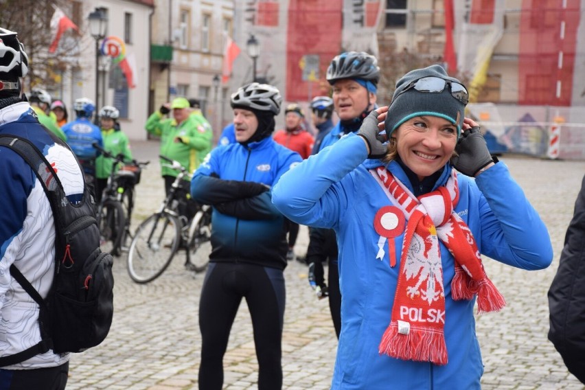 Kilkudziesięciu cyklistów stawiło się na Placu Wolności. Rowerowy Rajd Niepodległości w Koninie