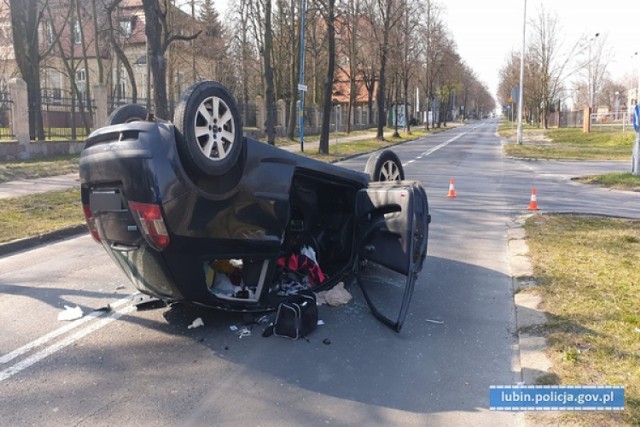 Dachował na drodze. Wsiadł za kółko kompletnie pijany