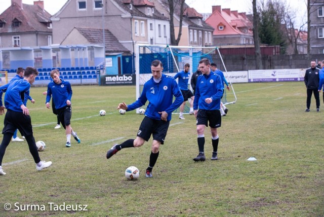 Piłkarze Błękitnych na treningu na stadionie przy ulicy Ceglanej