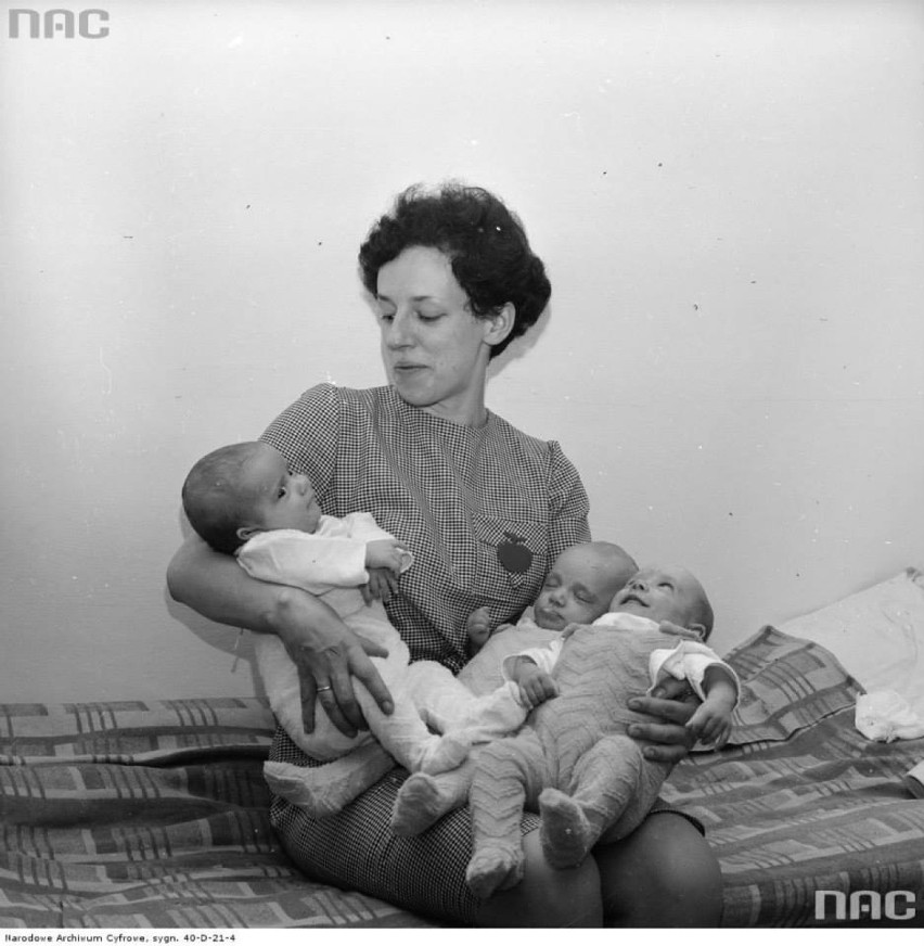 Matka z trojaczkami w warszawskim mieszkaniu, między 1967 a...