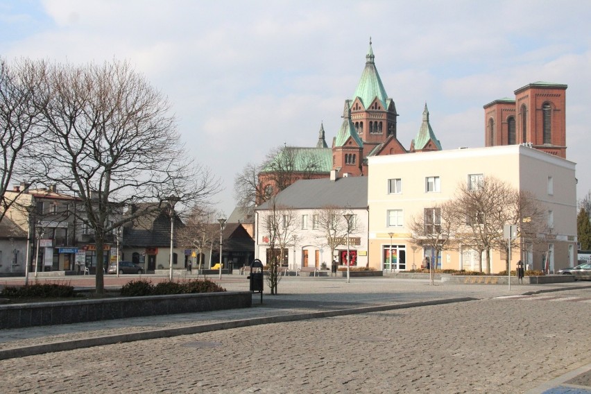 Czeladzki rynek jest pusty, ale mieszkańców można spotkać...