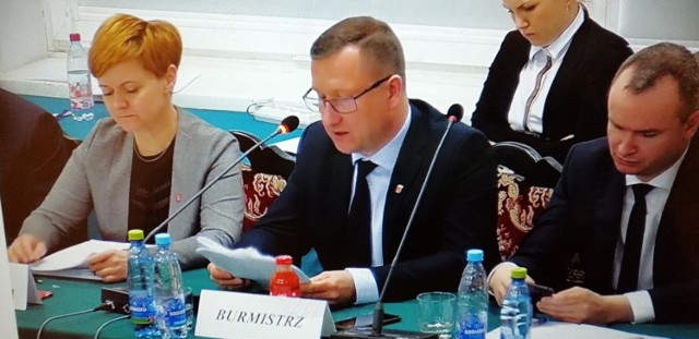 Burmistrz Mariusz Piątkowski podczas sesji odpowiadał na liczne interpelacje radnych