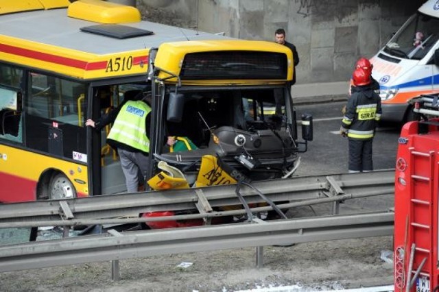 Wypadek na Wawrze. Kierowca autobusu staranował samochody. Zasłabł za kierownicą
