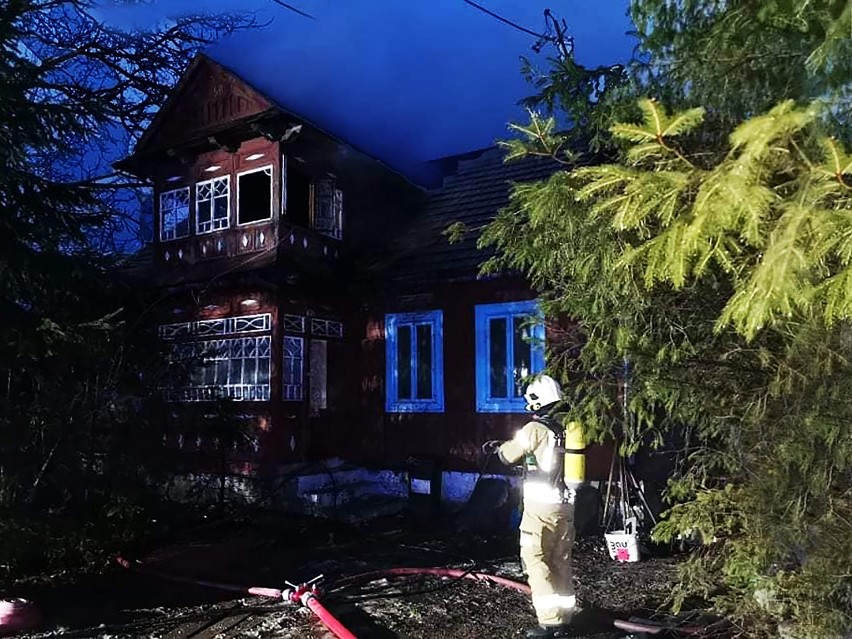 Sylwestrowy pożar drewnianego domu w Kasinie Wielkiej gasiło 7 zastępów strażackich [ZDJĘCIA]