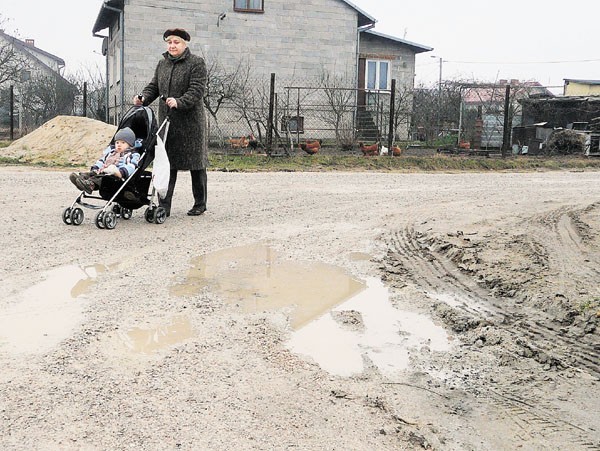 Bożena Woźniacka z ulicy Artyleryjskiej codziennie chodzi po fatalnych drogach osiedla