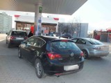 Kolejki na stacjach paliw i przed bankami w piątek w Starachowicach. Zobacz zdjęcia