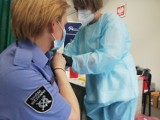 Funkcjonariusze z Gębarzewa szczepią się przeciwko COVID-19