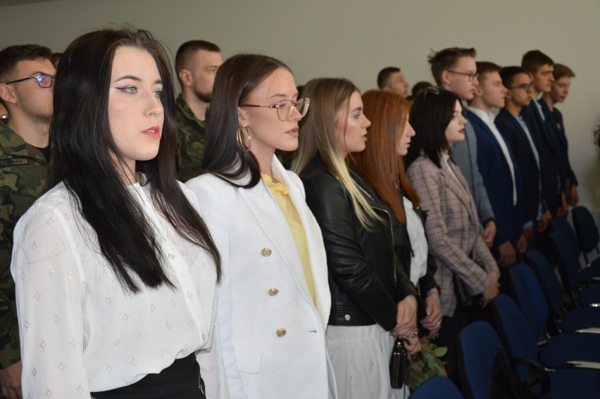 Absolwenci Zespołu Szkół w Zduńskiej Woli Karsznicach żegnali szkołę ZDJĘCIA