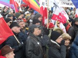 Manifestacja KOD w Katowicach. Flagi polskie, unijne i... tęczowe [ZDJĘCIA]