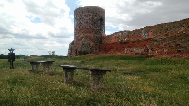 Zamek w Kole doczekał się koszy na śmieci oraz ławek