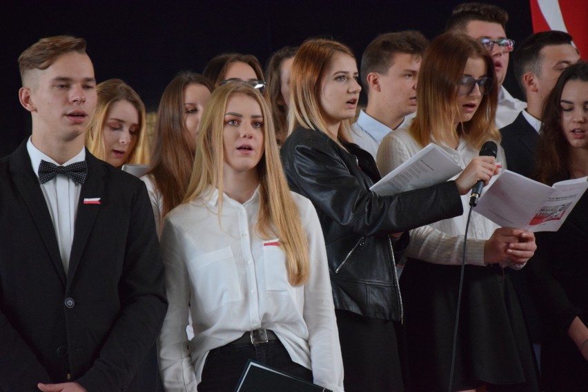 ZS nr 3 w Kraśniku "Dla Niepodległej" - uczniowie i nauczyciele przygotowali koncert pieśni patriotycznych (ZDJĘCIA,WIDEO)