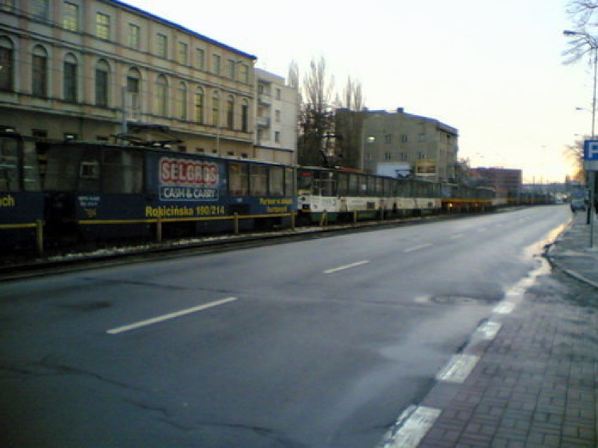 Wszystkie linie tramwajowe (m.in. 11, 15, 46) staneły i...