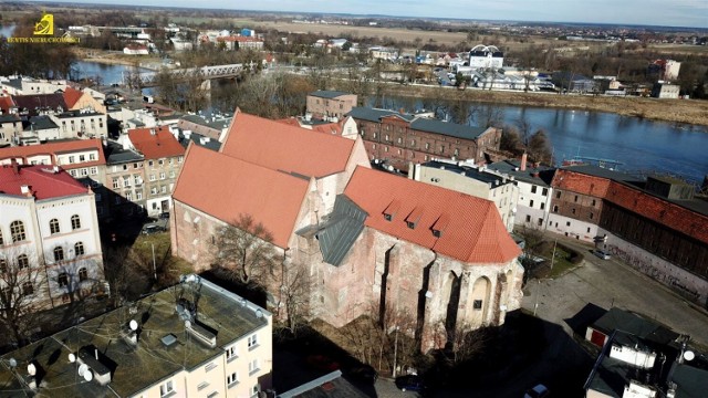 Tak prezentuje się budynek kościoła Świętych Apostołów Piotra i Pawła w Brzegu.