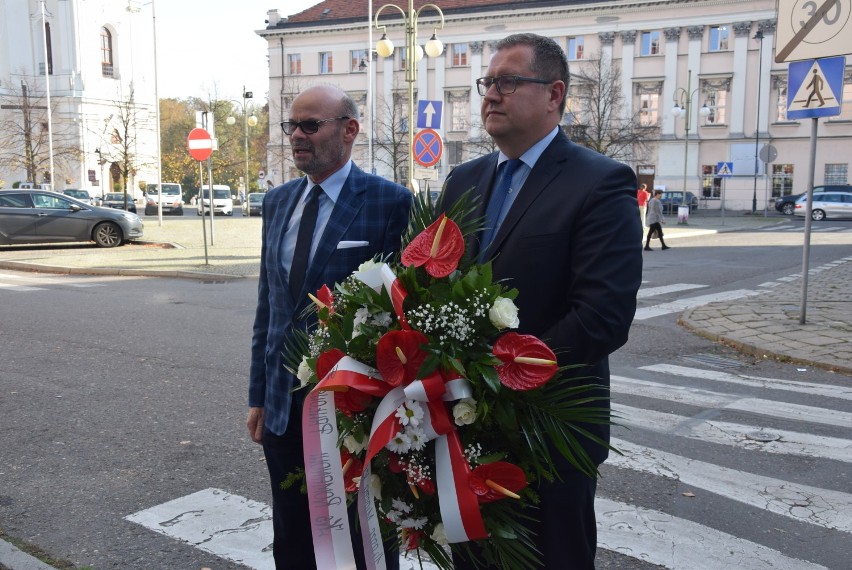 Złożyli kwiaty przy tablicy ks. Pawłowskiego