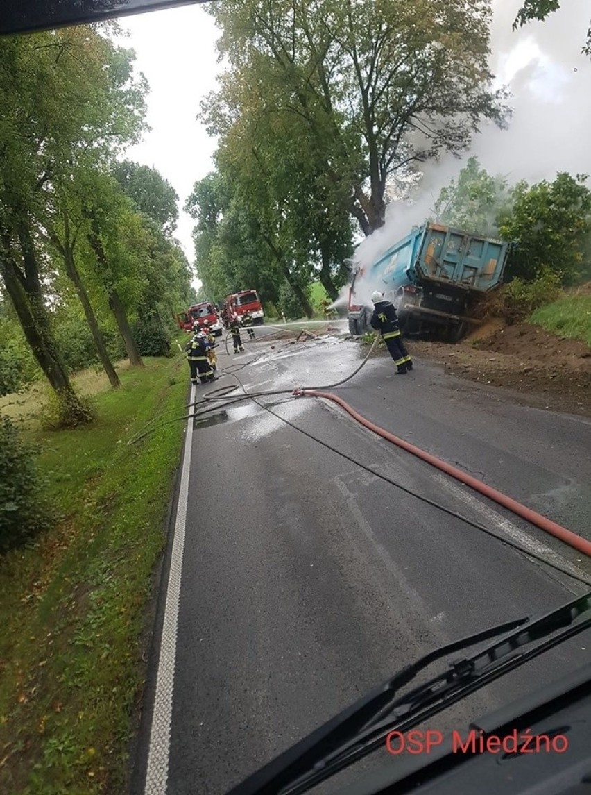 Łobodno: Kierowca uderzył w drzewo, ciężarówka stanęła w płomieniach. 68-latka zabrało Lotnicze Pogotowie Ratunkowe [ZDJĘCIA]