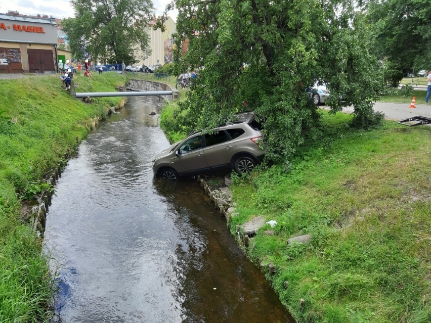 Wjechała samochodem do rzeczki w centrum Szczecinka. Trwa wyławianie samochodu [ZDJĘCIA]