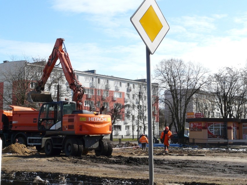 Pabianice. Budują torowisko na kolejnym odcinku ul. Warszawskiej. Wielka modernizacja linii 41 ZDJĘCIA