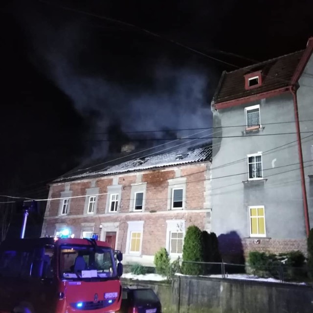 Siedem zastępów strażaków gasiło pożar kamienicy przy ul. Kamionka w Chełmnie