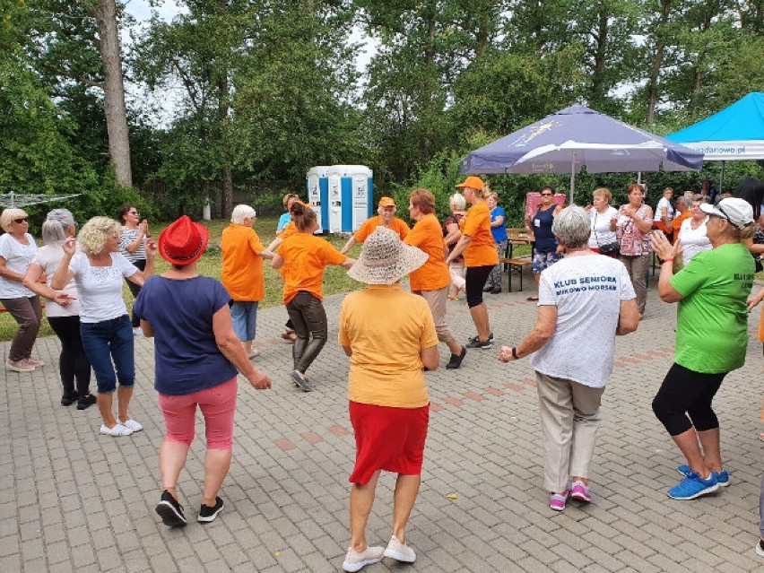 III Gminna Spartakiada Seniorów w Wiekowie przed budynkiem Dziennego Klubu Senior