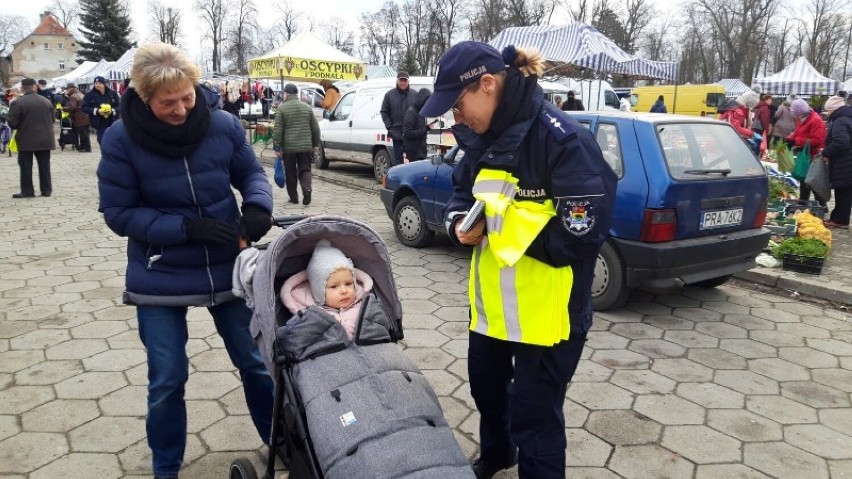 RAWICZ. Targowisko odwiedzili policjanci, tym razem jedna nie po to, by kontrolować i wystawiać mandaty [ZDJĘCIA]