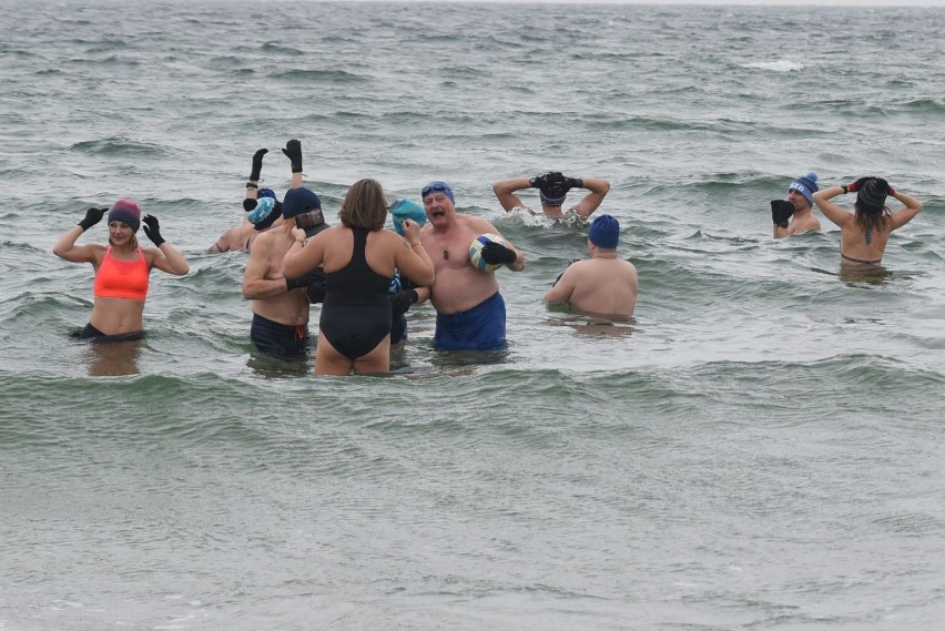 Morsy z Początku Polski rozpoczęły sezon kąpieli w 2021 roku. Helskie Morsy Cold Water pokazały, że nie ma złej pogody na pluskanie! | FOTO