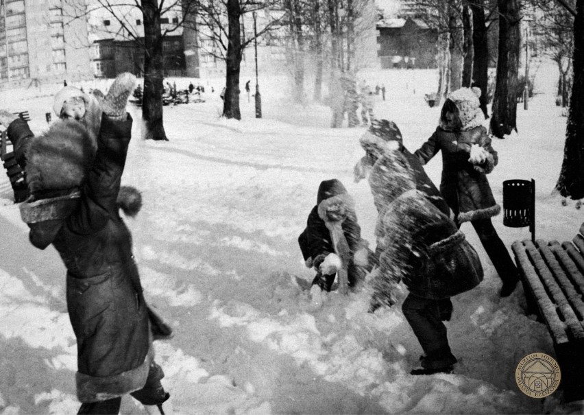 Lata 70. Śnieżne rozrywki w rejonie zamku rzeszowskiego - na...