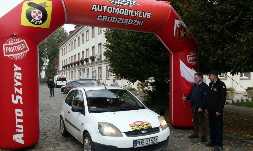 Początek turystycznego rajdu "Poznaj piękno ziemi...