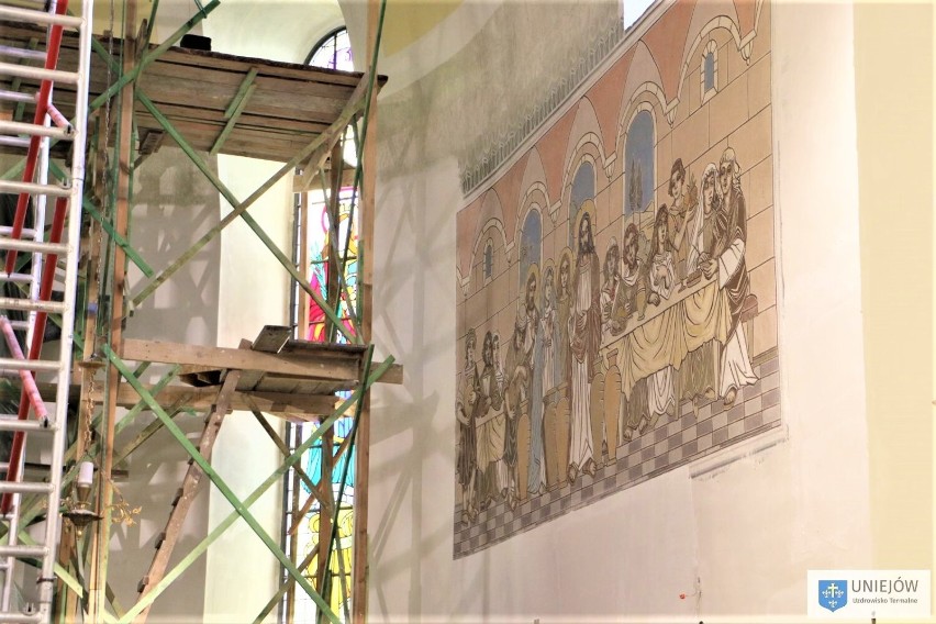 Prace malarskie ruszyły w kościele w Wieleninie w gminie Uniejów. Jakie efekty ma przynieść prowadzony remont? ZDJĘCIA