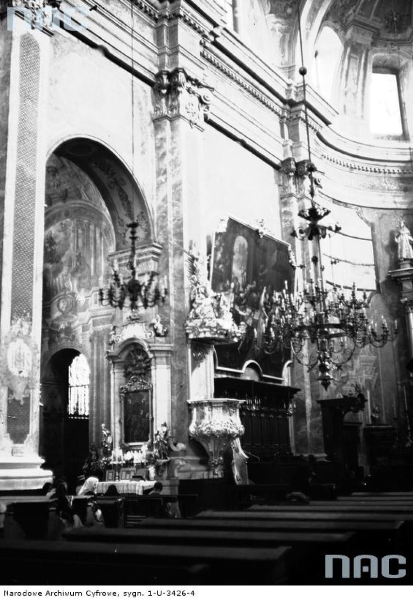 Katedra Lubelska: Widok prezbiterium, po lewej stronie...