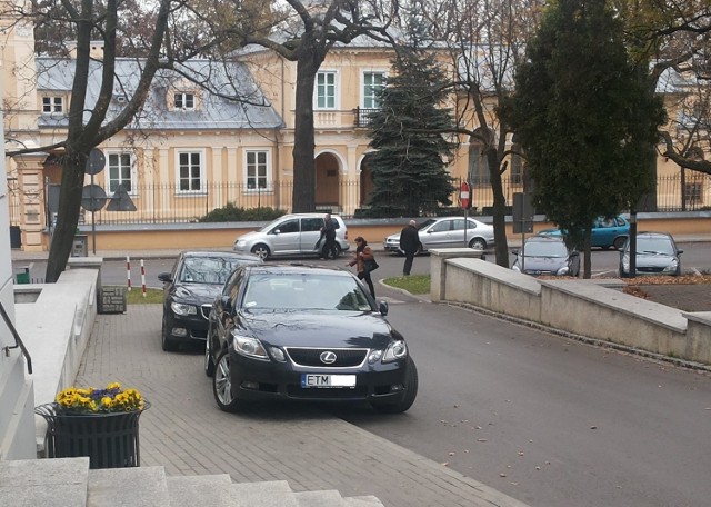 Poseł Marcin Witko parkuje na zakazie przed urzędem miasta. Przyłapał go na tym pełnomocnik prezydenta Zagozdona, Jakub Pietkiewicz