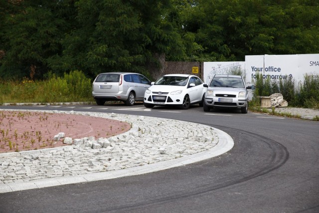 Absurd drogowy we Włochach. Wybudowano rondo, które nigdzie nie prowadzi i służy jako parking. Kosztowało 2 mln zł?