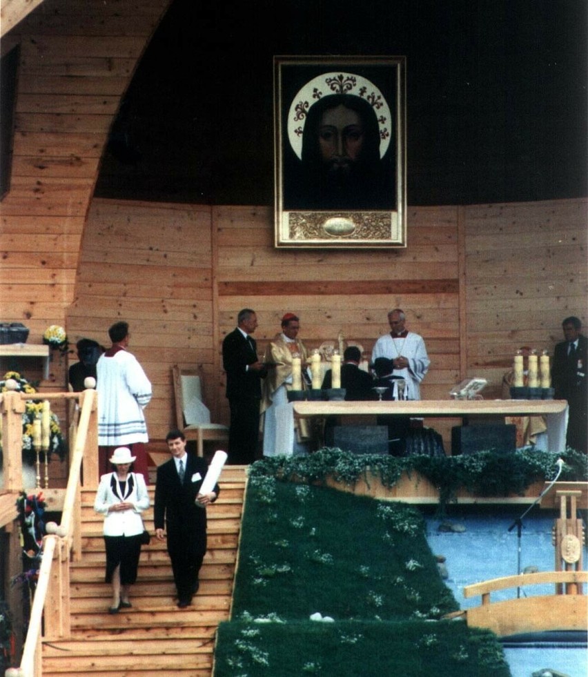 25 lat temu na spotkanie z papieżem Janem Pawłem II i kanonizację bł. Kingi do Starego Sącza przybyło pół miliona wiernych. ZDJĘCIA