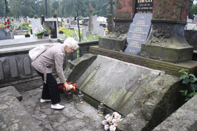 Jolanta Błasikiewicz regularnie odwiedza grób swoich bliskich i była w szoku po tym, co ją spotkało.