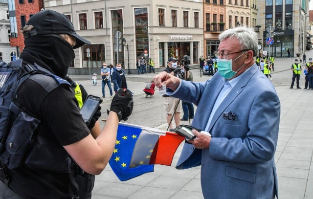 W minioną sobotę (16 maja) policjanci legitymowali i spisywali uczestników protestu. Wśród wylegitymowanych był również Roman Jasiakiewicz, były prezydent Bydgoszczy, obecny radny województwa.