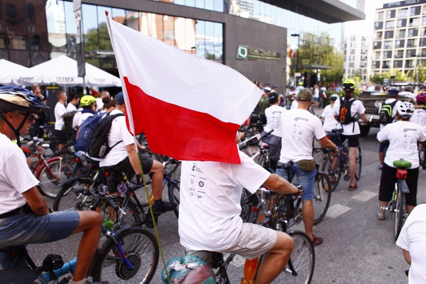 Masa Powstańcza 2021. Tłum rowerzystów przejechał przez Warszawę