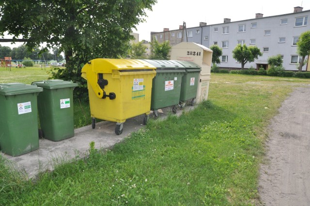 Pojemniki na odpady w Grzmiącej, zdjęcie sprzed kilku lat