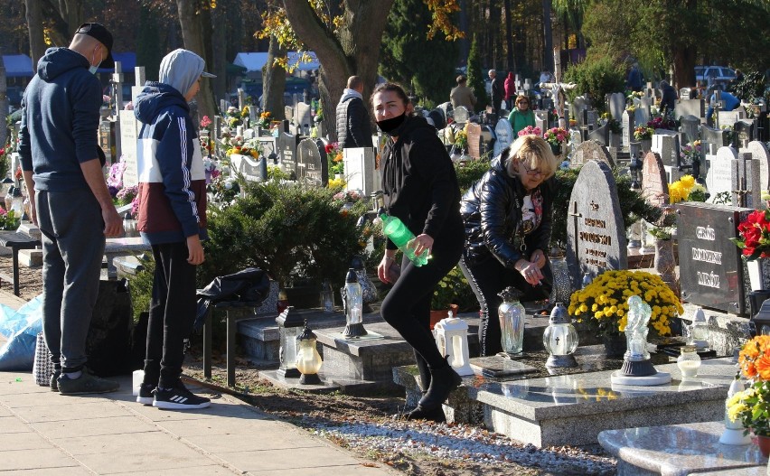 Przygotowania do Wszystkich Świętych na cmentarzu farnym w...