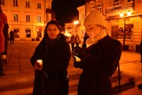 Protest "Ani jednej więcej" w Piotrkowie. Piotrkowianie w Rynku Trybunalskim uczcili pamięć zmarłej 30-latki z Pszczyny ZDJĘCIA, FILM