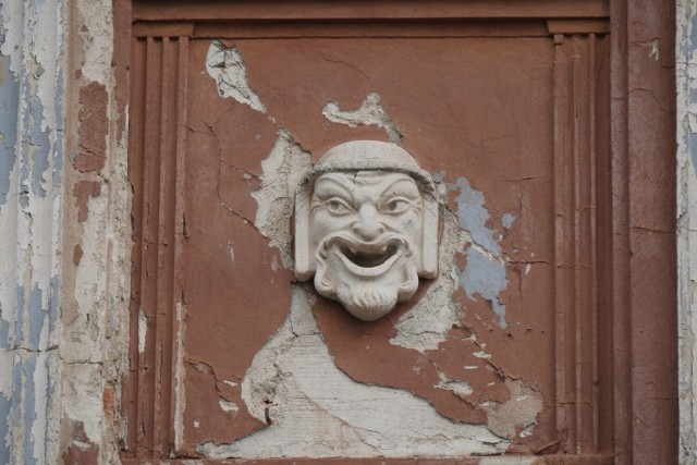 Kino Ognisko

Dawniej teatr. Budynek Conzerthausu (Central Theater) wzniesiono w 1896 z inicjatywy Louisa Wintera, w miejscu dawnej loży masońskiej. Teatr typu variété zainaugurował występy 25 września 1897.