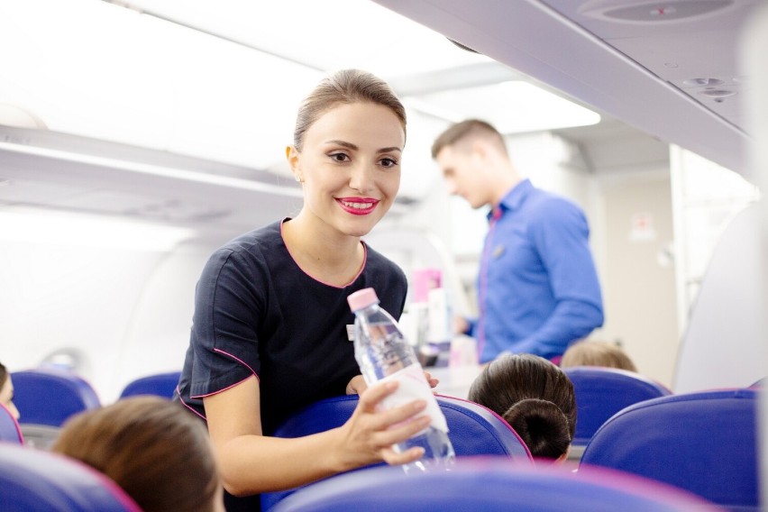Wizz Air znów rekrutuje w Warszawie. Przewoźnik szuka stewardess i stewardów. Sprawdź wymagania i zarobki 
