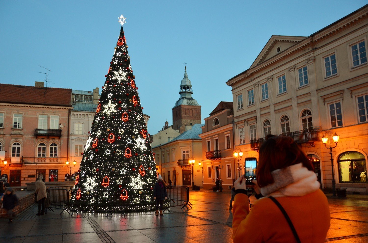 Miejska choinka w Piotrkowie już świeci. Pozostałe dekoracje rozbłysną do  18 grudnia [ZDJĘCIA] | Piotrków Trybunalski Nasze Miasto