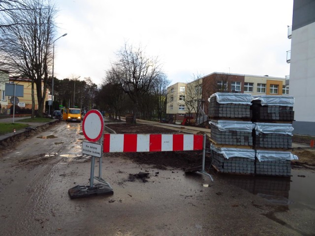 Trwają prace modernizacyjne ulicy Jagiellońskiej w Ustce. Mieszkańcy muszą mierzyć się z kolejnymi utrudnieniami w ruchu drogowym. To kolejny remont w mieście.